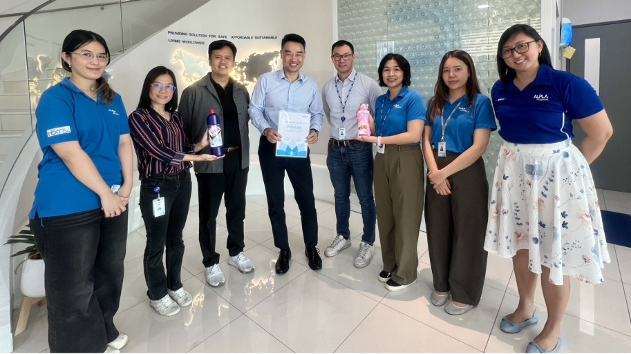 Team of ALPLA Thailand with the Closed Loop Recycling bottles and the Award