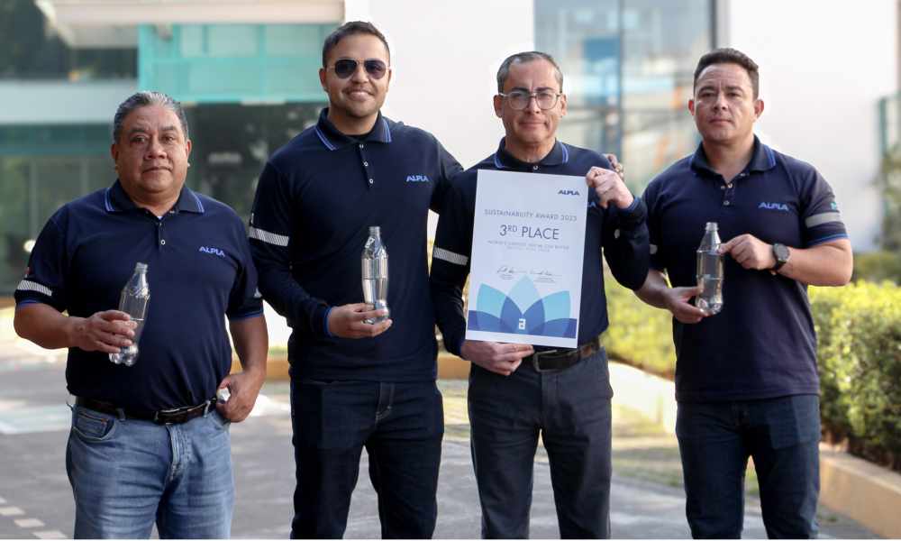 ALPLA Mexico Team with the Ultralightweight CSD bottle